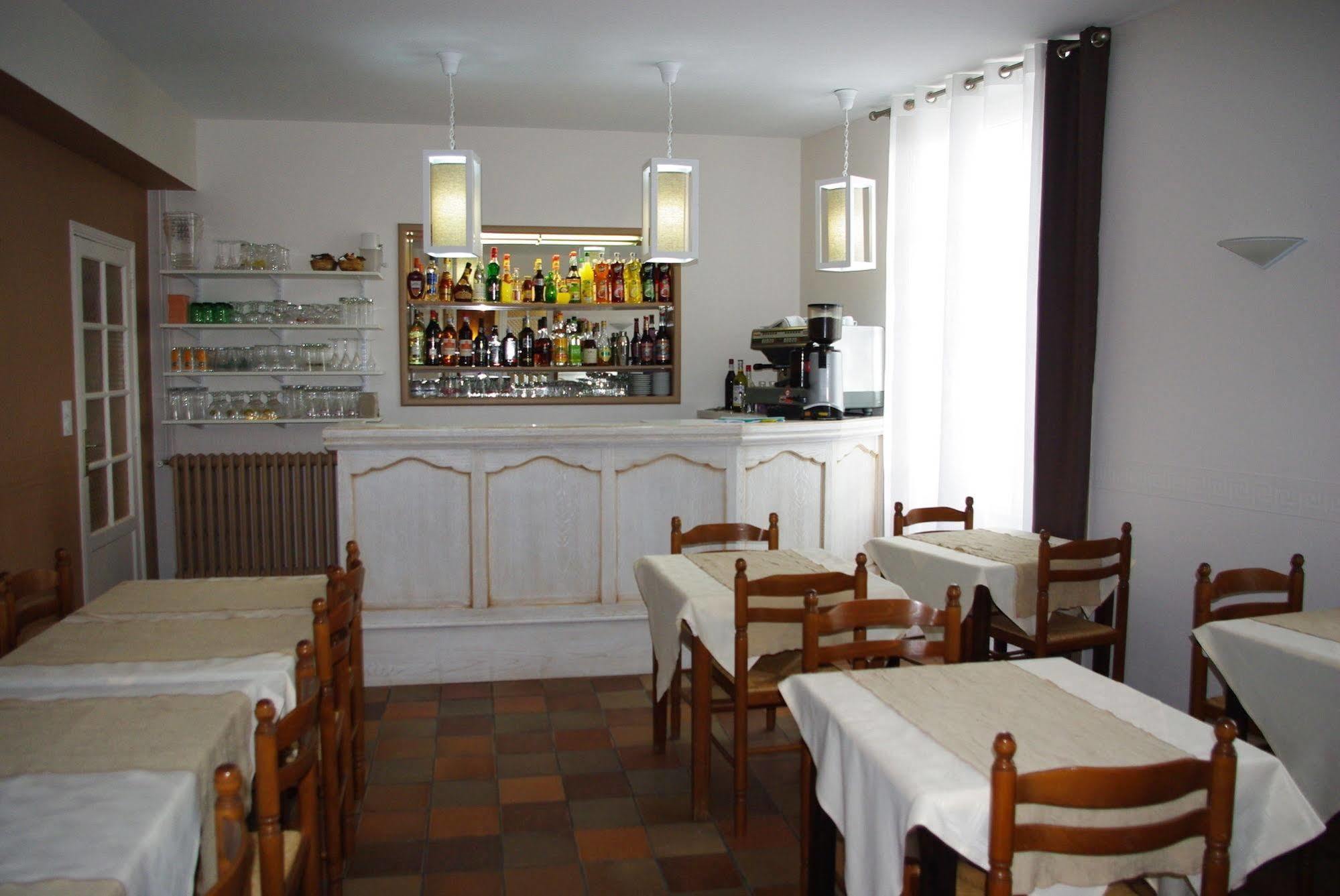 Cit'Hotel Le Commerce Saujon Buitenkant foto